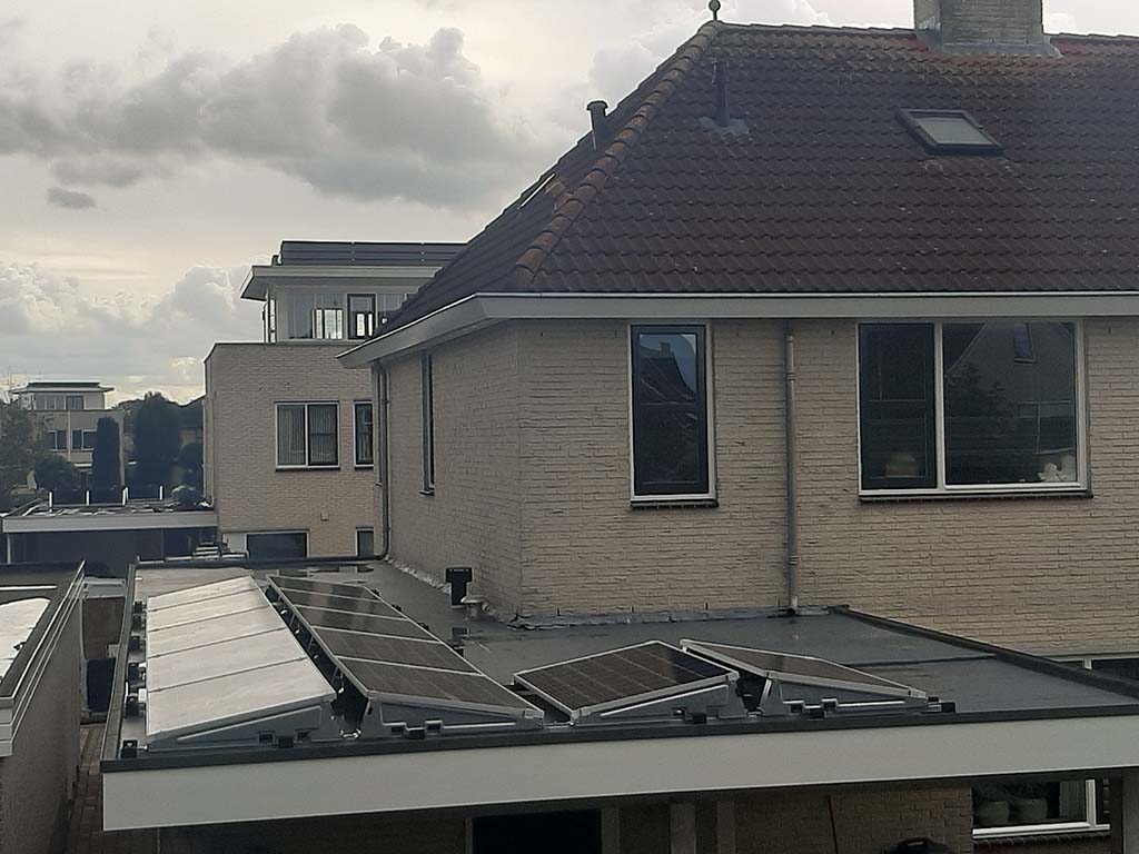 Zonnepanelen op een platdak door NewSolar