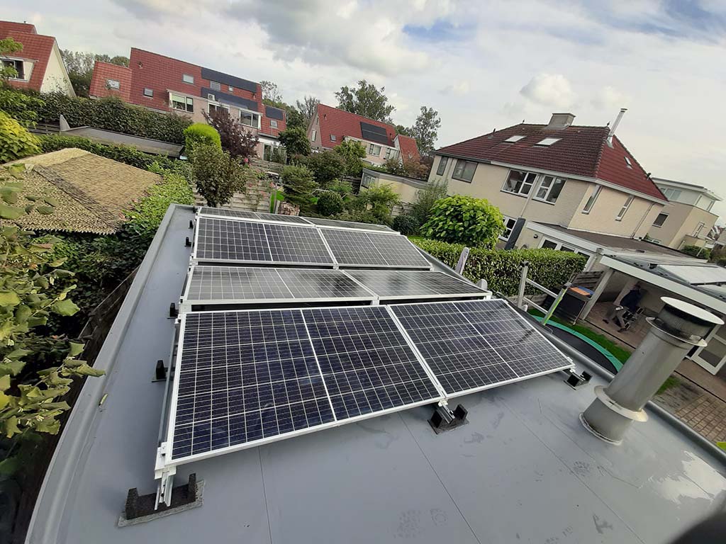 Zonnepanelen op een platdak