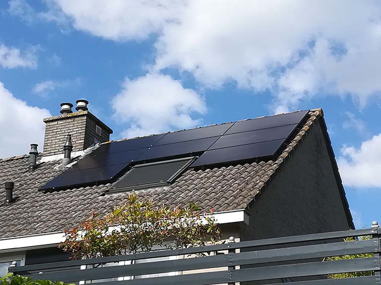 Zonnepanelen met stapelwolken